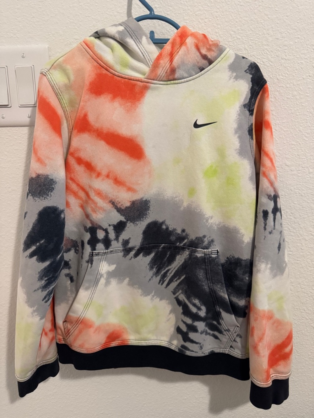 Boys (M) Nike Tie-Dye Pullover Hoodie in Neon Orange, Yellow & Black - Picture 4 of 4